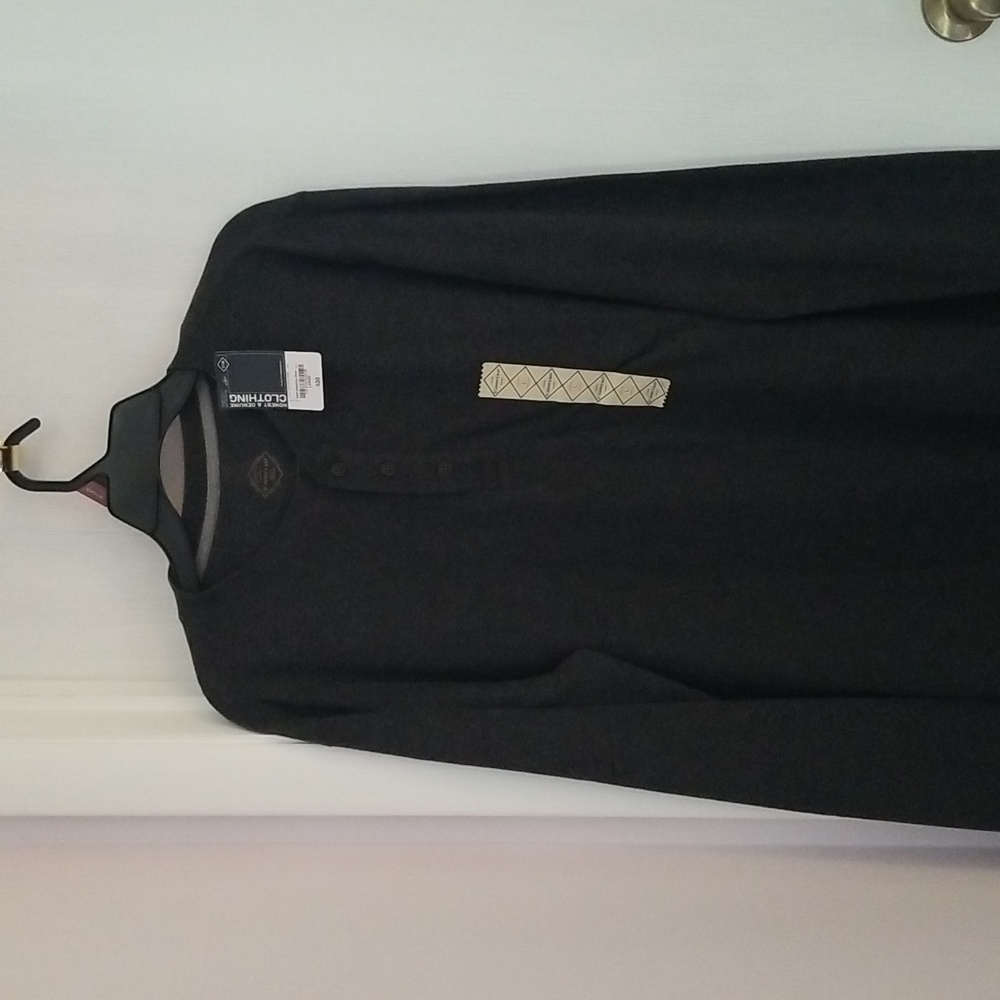 Men's St. John's Bay long sleeve knit shirt.